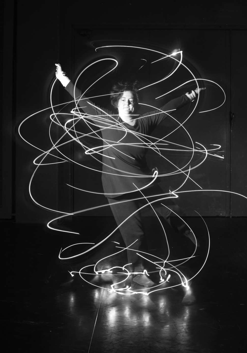 tracking-dance-mounted-miniature-lightbulb-in-motion-1005x1435px